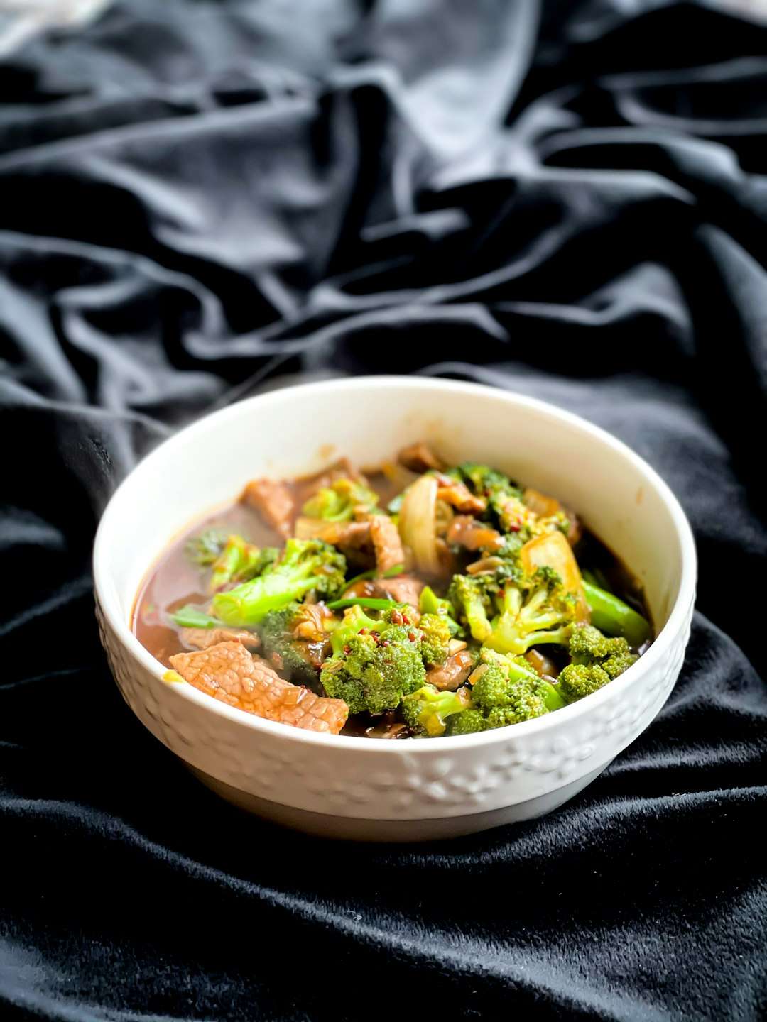 beef-and-broccoli-meal-prep Healthy meal prep container with beef and broccoli stir fry over rice